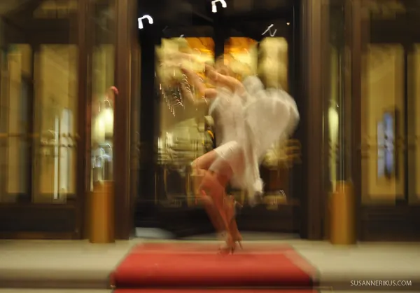 Angel dancing in front of Hotel Adlon – Susanne Rikus