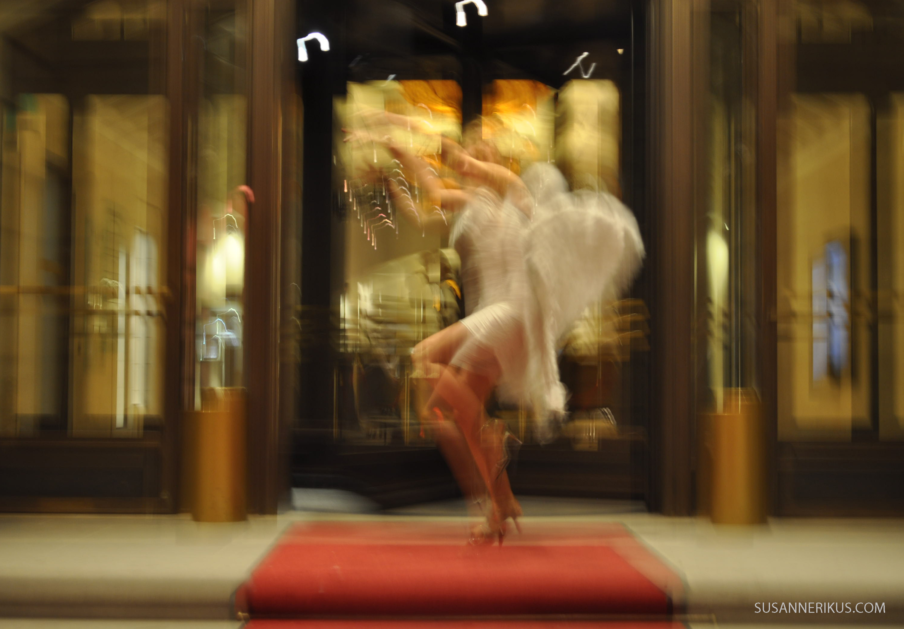 Angel dancing in front of Hotel Adlon – Susanne Rikus